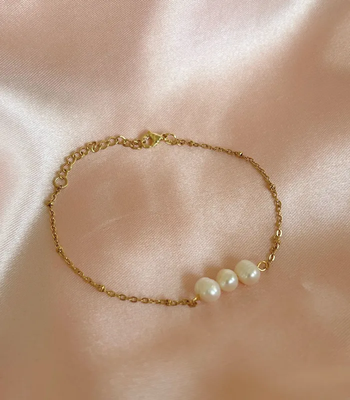 Arete Bracelets Tres Perlas ILY Dainty Bracelet