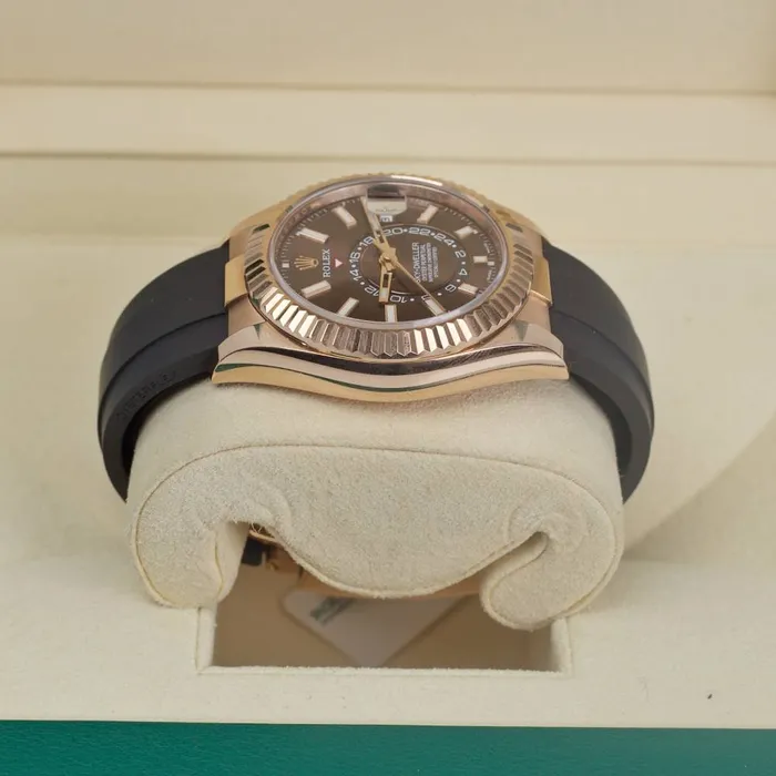 Bracelets Rolex Rolex SkyDweller 42mm Ref 3262350005 Chocolate Stick Dial 18K Rose Gold Case Black Oysterflex Bracelet Watch