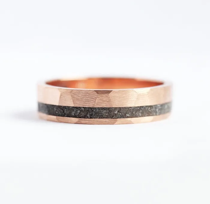 Rings Capucinne Jean Hammered Black Spinel Inlay Wedding Band