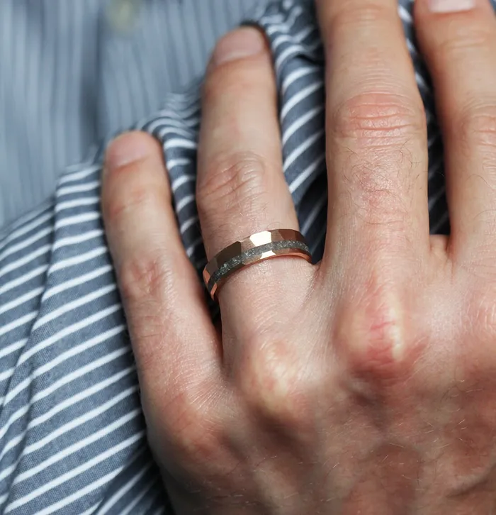 Rings Capucinne Jean Hammered Black Spinel Inlay Wedding Band