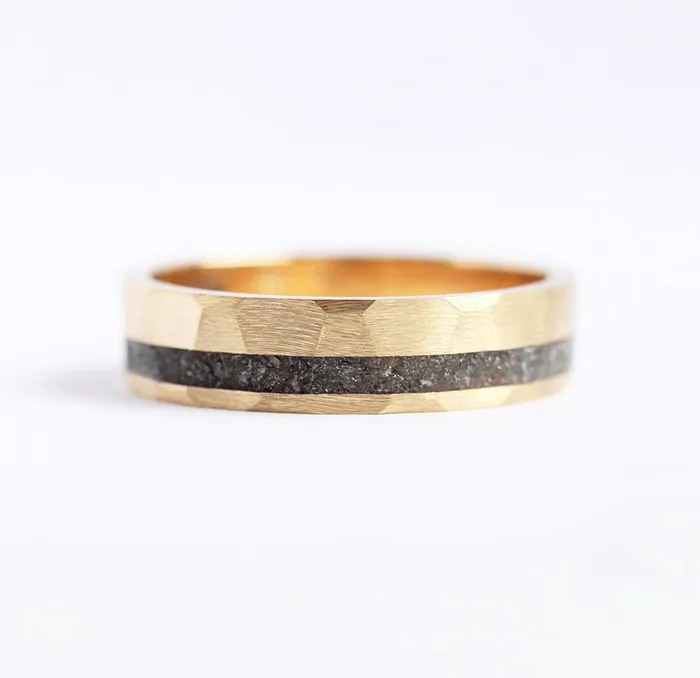 Rings Capucinne Jean Hammered Black Spinel Inlay Wedding Band
