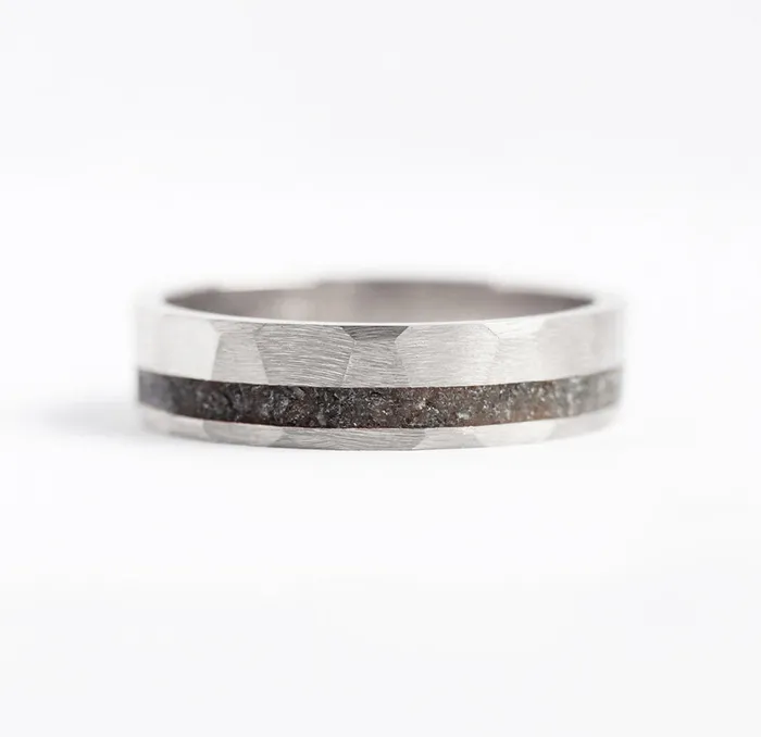 Rings Capucinne Jean Hammered Black Spinel Inlay Wedding Band