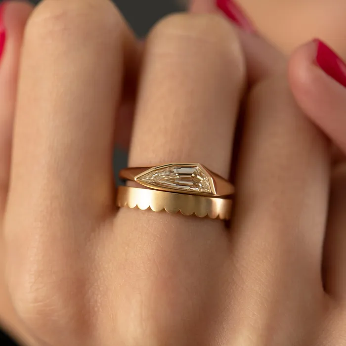 Rings ARTEMER Matte Gold Scalloped Wedding Band