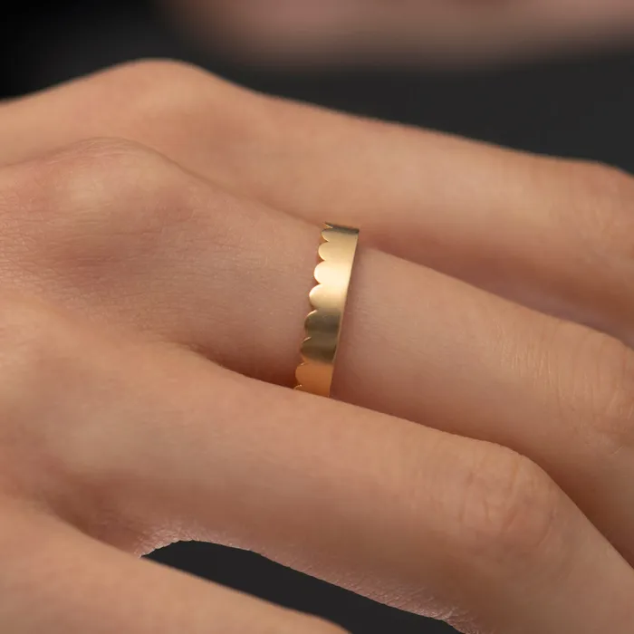Rings ARTEMER Matte Gold Scalloped Wedding Band